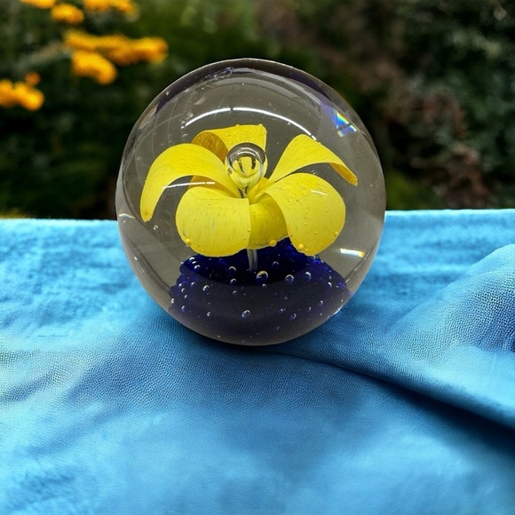 Vintage Murano Glass Paperweight Yellow Flower Blue Base Controlled Bubble - Picture 1 of 9